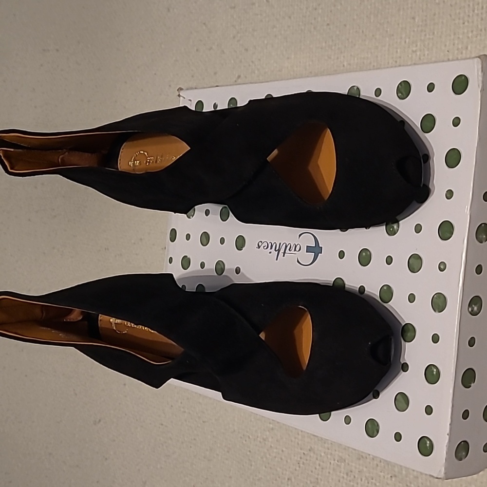 Earthies Syriana black kid suede peep toe pump size 9
